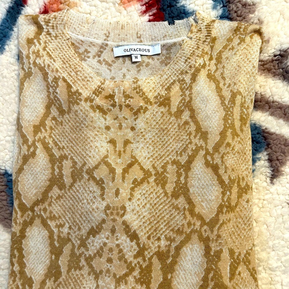 Olivaceous light weight sweater size Medium